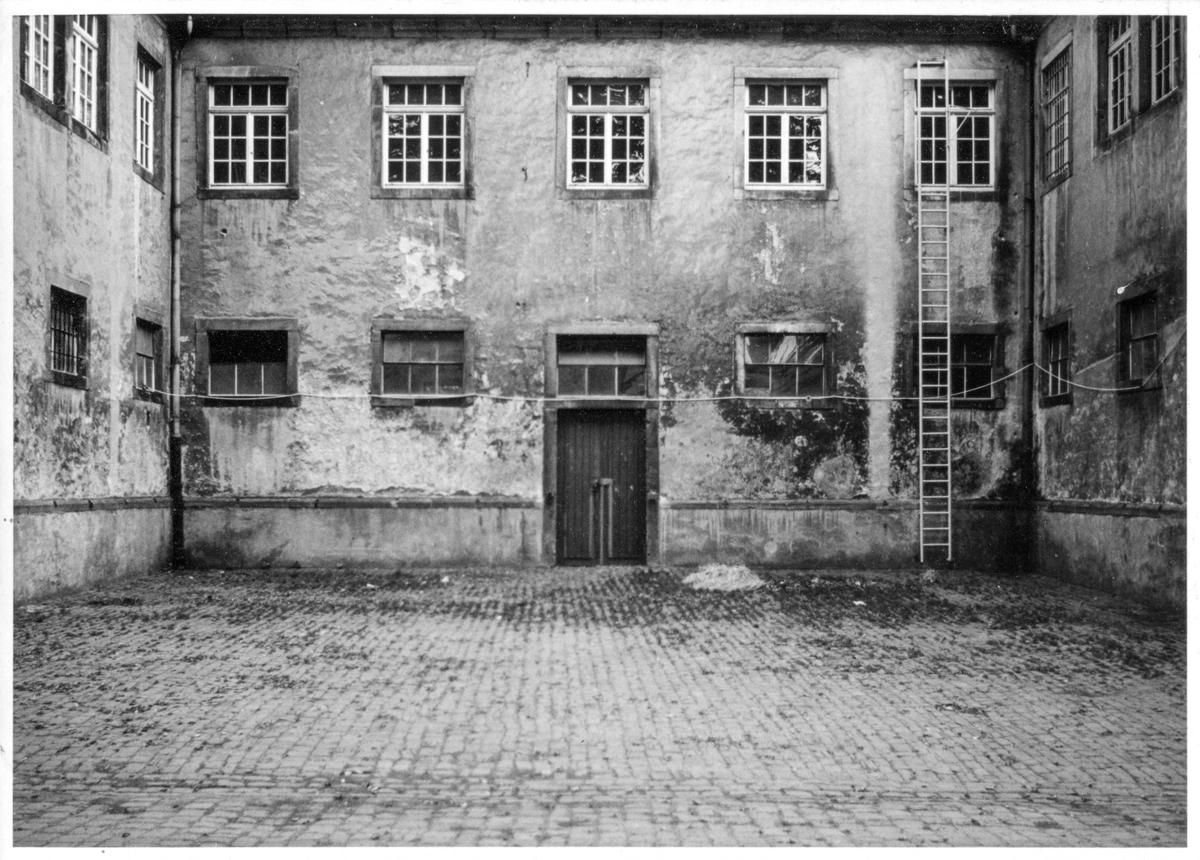 TEGG – Bild »Innenhof« aus Bilderserie »Frühe Arbeiten – Fassaden«