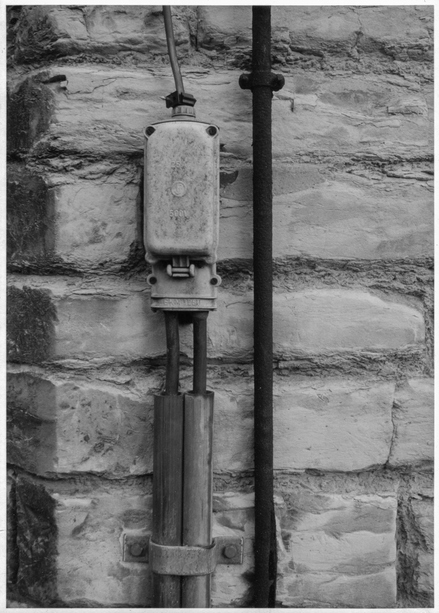 TEGG – Bild »Hausanschluß« aus Bilderserie »Frühe Arbeiten – Hausanschlüsse«